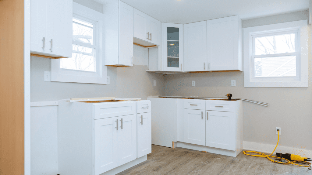 Baltas virtuves mēbeles ar skapīšiem līdz griestiem