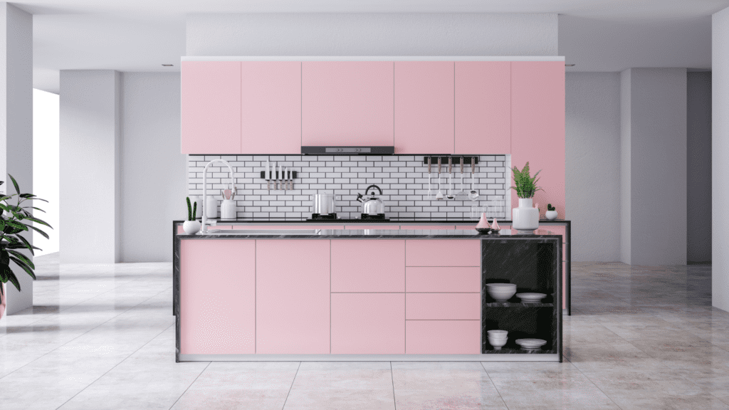krāsaina virtuves iekārta studio tipa dzīvoklī